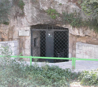 1 The entrance to Zedekiahs Cave
